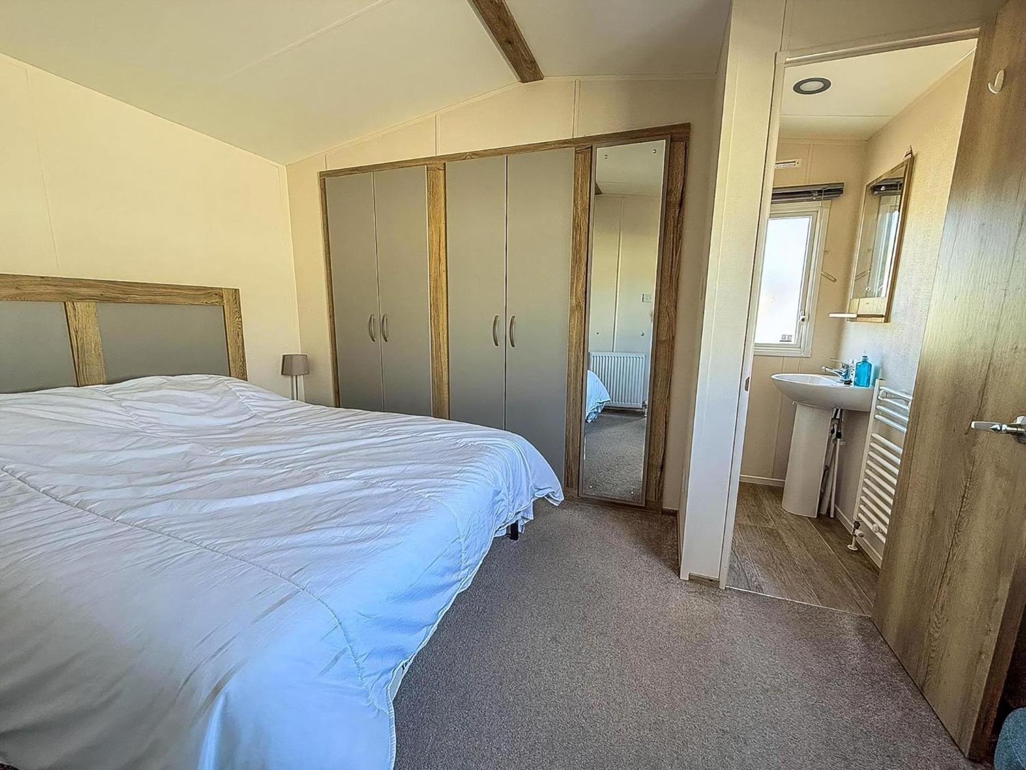 6 Berth Caravan With Decking At Felixstowe Beach Holiday Park Ref 55038Ow Exterior photo