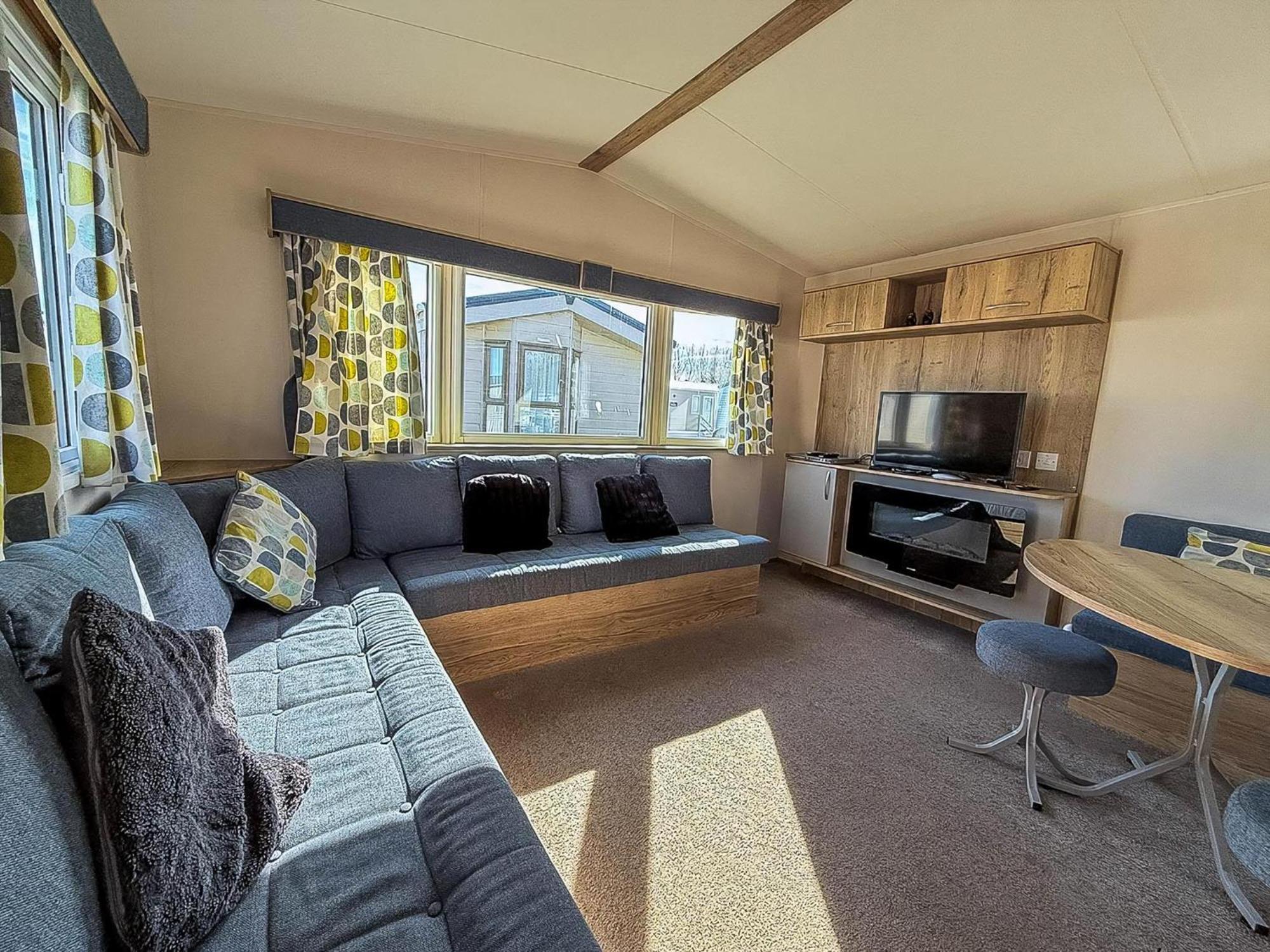 6 Berth Caravan With Decking At Felixstowe Beach Holiday Park Ref 55038Ow Exterior photo