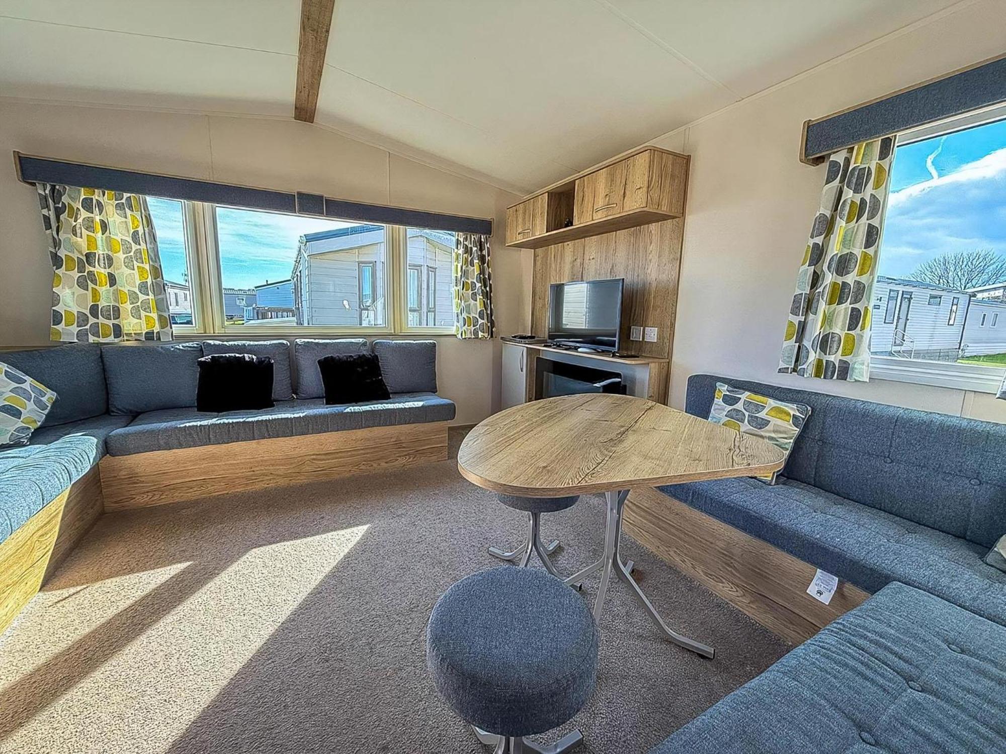 6 Berth Caravan With Decking At Felixstowe Beach Holiday Park Ref 55038Ow Exterior photo